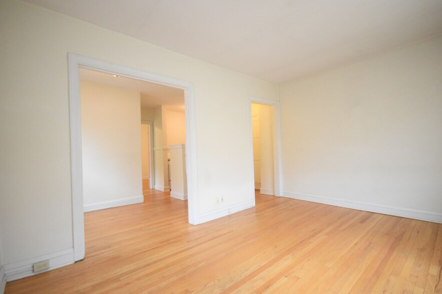 Interior Photo - 2226 Garfield Ave S