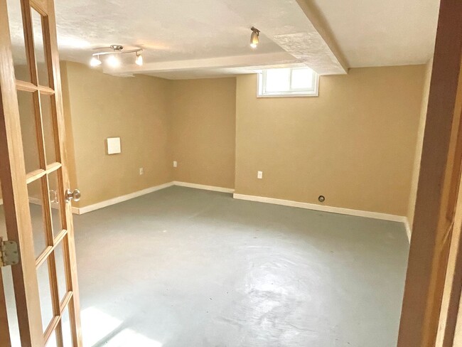 Building Photo - Concordia 3 bedroom, 1 1/2 bath house with...