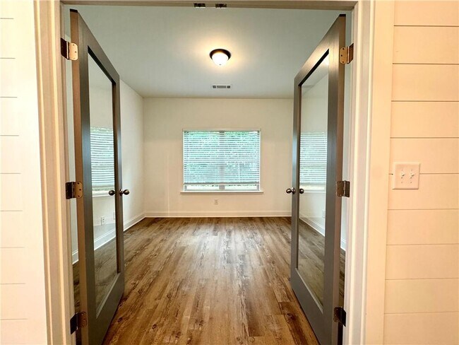 Building Photo - 2955 Vinca Dr