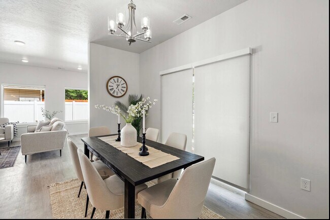 Building Photo - 3 Bedroom 2.5 Bath Pet Friendly Town Home ...