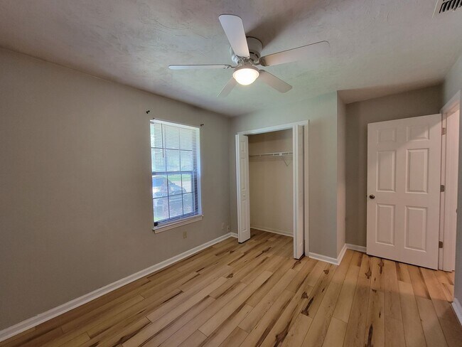 Building Photo - 2 bedroom/ 2 bath duplex for rent in NE Tallahassee, woodfloors, fenced back yard available Augus...