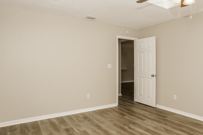 Building Photo - 2102 Thames Rd SE