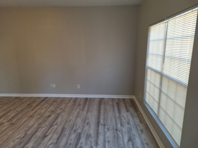 Building Photo - Townhome with New Flooring and Appliances ...