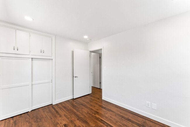 Building Photo - Nicely Remodeled 3 Bed 2 Bath in West Chul...