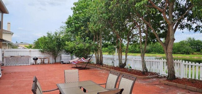 Building Photo - 527 Windrose Dr