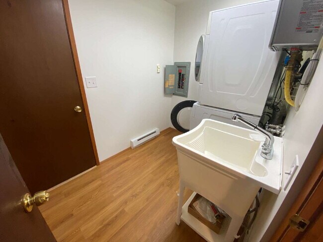 Building Photo - Conveniently Located 3-Bedroom Home with S...