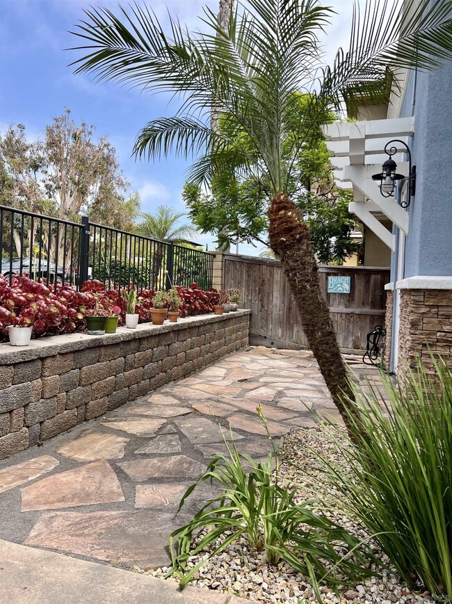 Building Photo - 517 N Cedros Ave