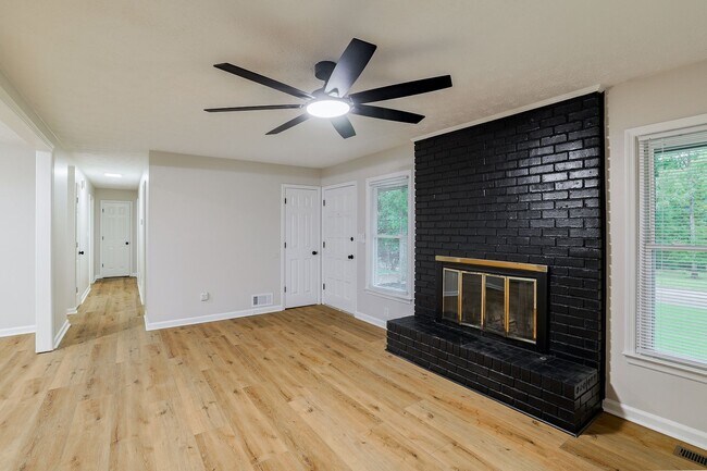 Building Photo - Newly Renovated East Side Home!
