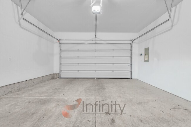 Building Photo - 8943 SW Vermillion Dr