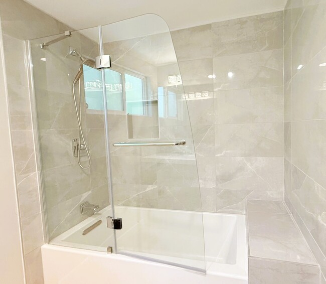 Building Photo - AVAILBLE NOW !! 2 Bedroom 2 Bathroom Apart...