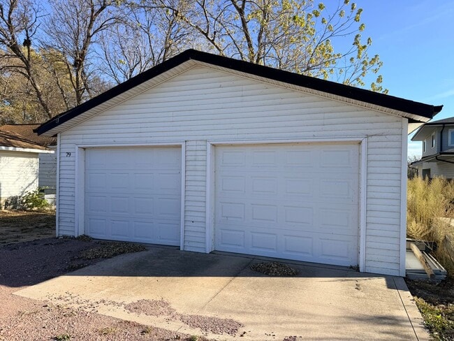 Building Photo - 3 bedroom 2 bathroom lake house for rent!