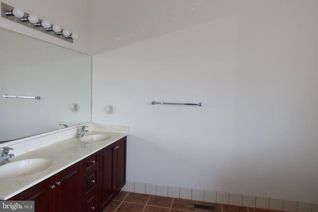 Building Photo - 1631 W Thistle Dr