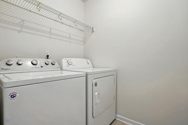 Building Photo - WONDERFUL TOWNHOUSE IN CARY-3 BEDROOMS 2 1...