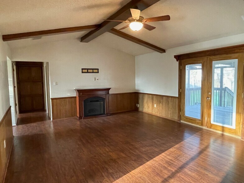 Living Room - 400 N Tackitt St