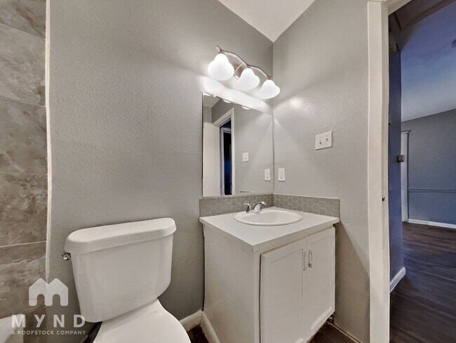 Building Photo - 1010 N Meadows Dr