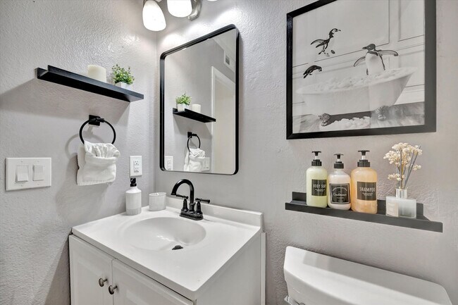 Building Photo - 2506 N Rocky Point Dr