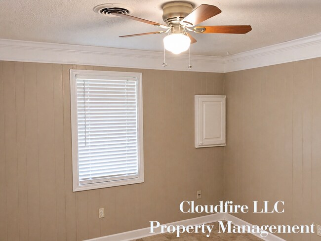 Building Photo - 232 James Cir