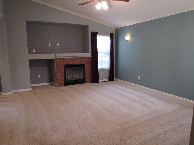 Building Photo - Bright and well maintained 4 bed, 3 bath h...