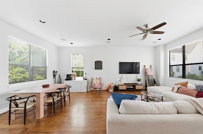 Building Photo - 214 W 28th St