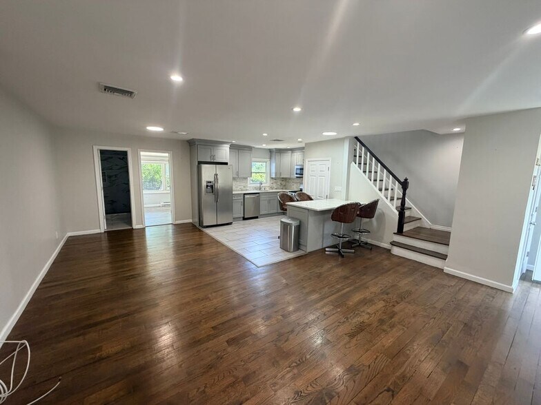 Building Photo - 10 Dunstan Dr