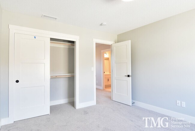 Building Photo - AmazingTownhome with Stunning Finishes! 1900+ Sq Ft, Fenced Yard!