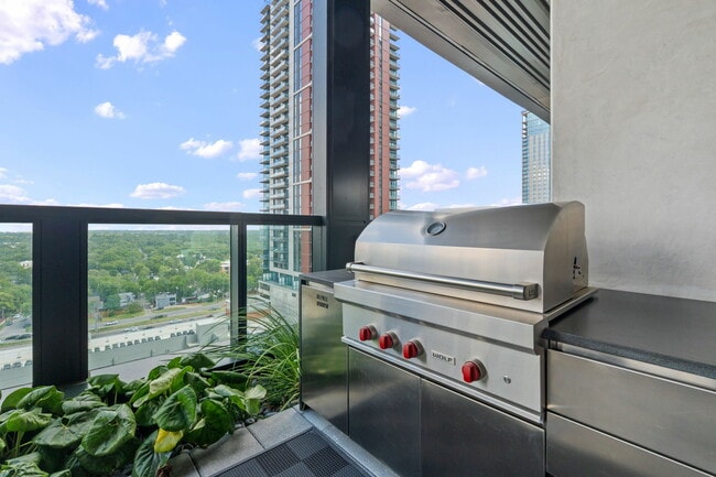 Building Photo - 610 Davis St