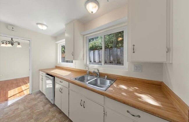 Building Photo - For rent