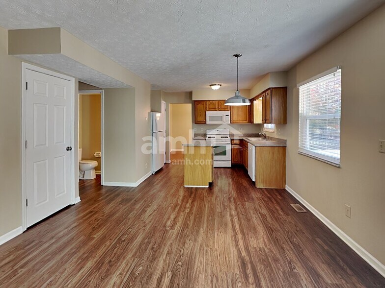 Building Photo - 8612 Oak Creek Dr