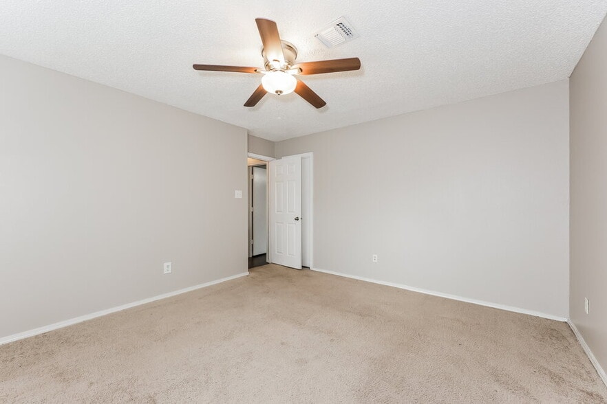 Building Photo - 6209 Mercedes Dr