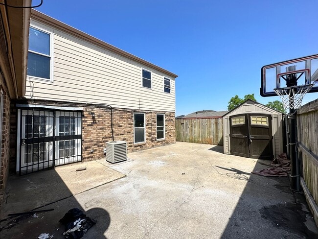 Building Photo - Lovely 4 Bedroom Home
