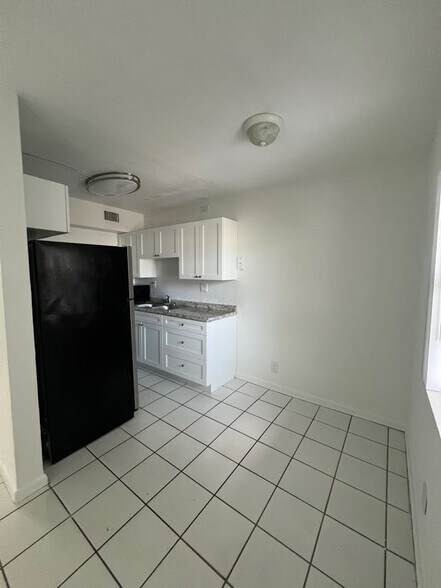 Building Photo - 374 Sunshine Dr