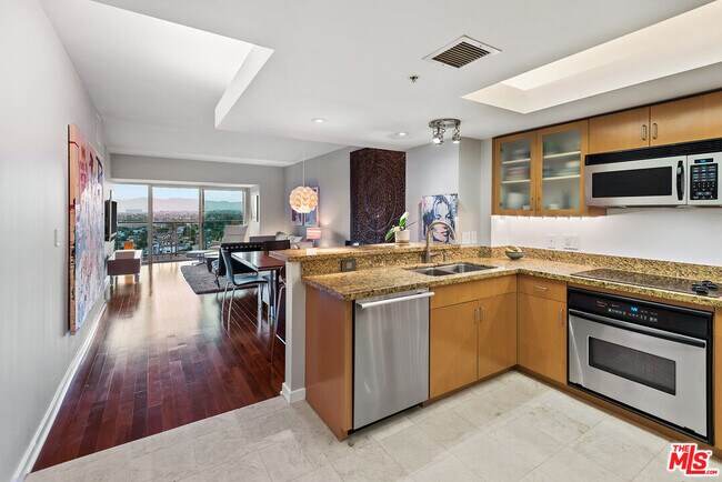 Building Photo - 13700 Marina Pointe Dr