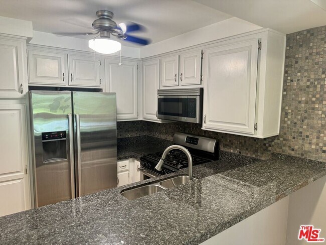 Building Photo - 950 Kings Rd