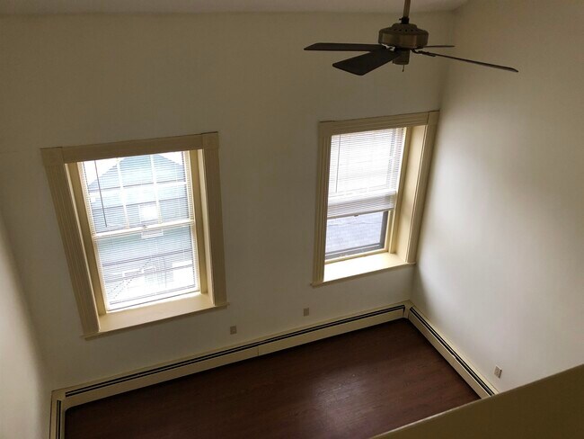 Building Photo - 521 Pine St