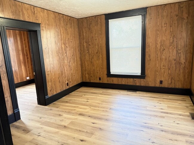 Building Photo - Recently redone 3BR 1.5 bath house in Bloo...