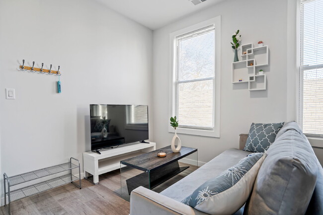 Building Photo - Urban Living: Spacious 2-Bedroom Haven in the Heart of Chicago!