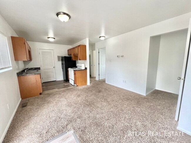 Building Photo - 934 W Moreno Ave