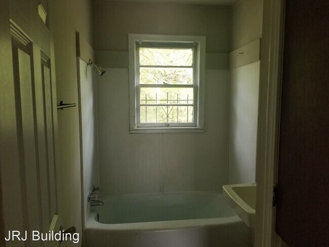 Building Photo - 2 br, 1 bath House - 707 W. 16th Street