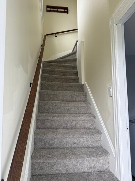 Building Photo - 80 Gladstone St