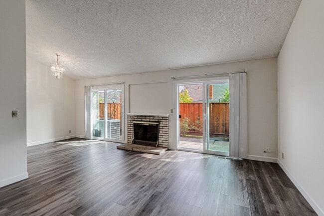 Building Photo - 2 bedroom, 2 bath townhome in the Northpoint HOA!