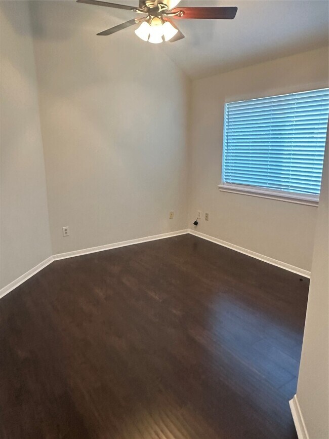 Building Photo - 15915 Clear Pointe Dr