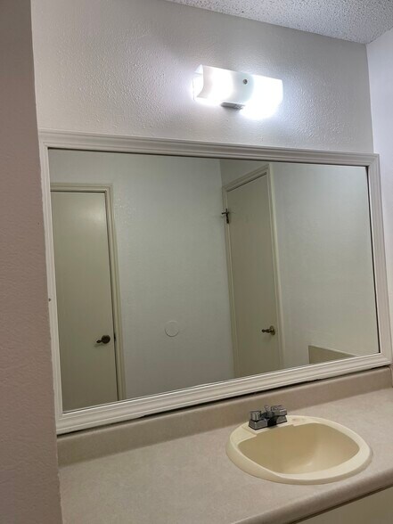 Building Photo - 1007 Spring Loop