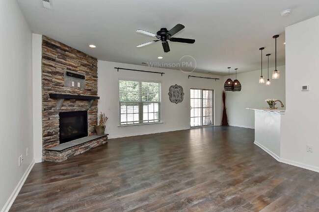 Building Photo - Beautiful 3BR/2.5BA Townhome in Desirable ...