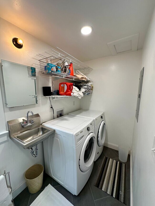 Building Photo - Charming Updated Three Bedroom Home Downtown