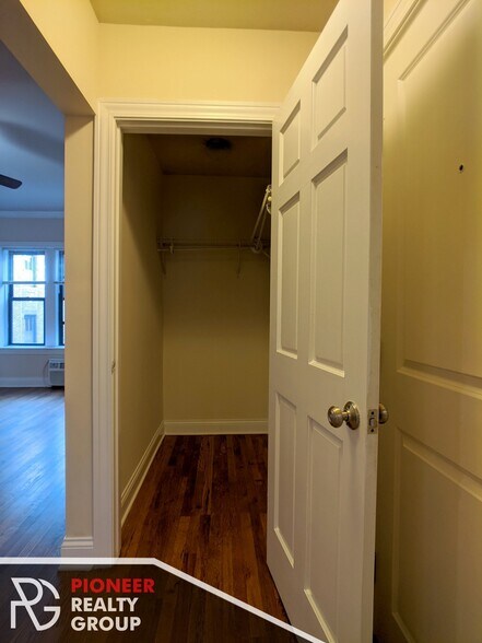 Building Photo - 736 W Addison St