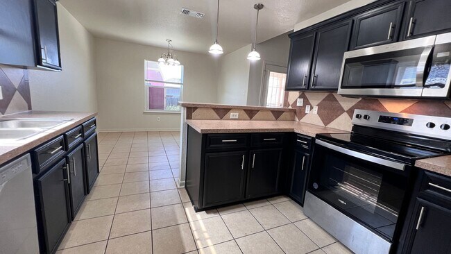 Building Photo - Newly Remodeled 4 Br 2 Bath off Stan Schlu...