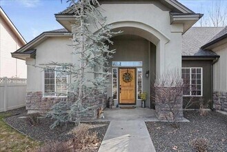 Building Photo - Beautiful 4 bedroom/3 full bath with Large...