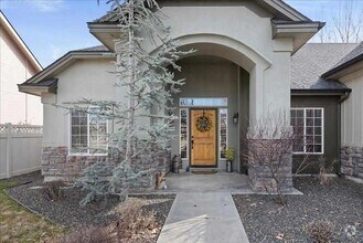 Building Photo - Beautiful 4 bedroom/3 full bath with Large...