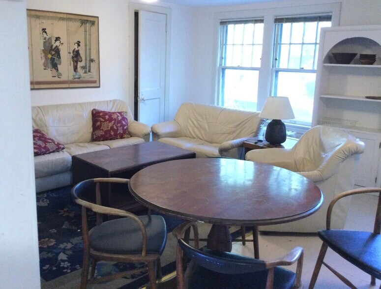 Building Photo - 1310 Hinman Ave