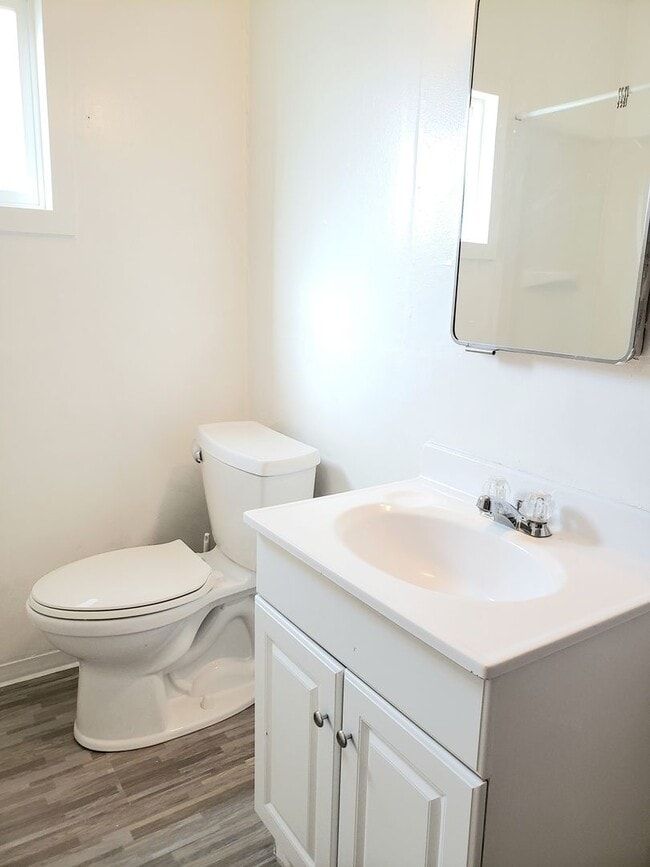 Building Photo - Cozy 1 bed, 1 bath house! Centrally located with washer & dryer!